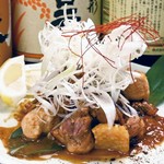 日本三大地鶏の一つ。『比内地鶏』独特なコリコリ食感、風味もよく、肉の味が濃い、濃厚な脂の旨味。その比内地鶏を、特製の青唐辛子味噌で味付けしました。冷めても硬くなりにくく、とにかく美味です！