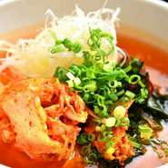 岩手県盛岡市の三大名物麺料理！　小麦粉とでん粉を原料にした、半透明で非常に弾力のある麺が特徴です。ツルツルの麺。ピリッと辛いスープはシメに最適！
