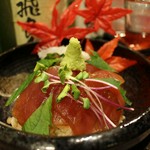 しっかりと味付けした鮭・高級いくらを使用した、はらこ飯！　満足の一品です。／当店自慢の秘伝の漬けダレにつけた、漬け丼。まぐろとの相性◎