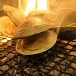 ハマグリは二枚の殻がぴたりと重なることから「夫婦和合」の意味で縁起が良いとされています。結婚式にハマグリのお吸物が出るのはこの為で、一生一人の人と添い遂げるようにという願いが込められています。