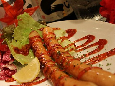 バリエーション豊富な料理を囲んで盛り上がる歓送迎会