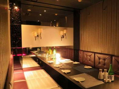 プライベート空間で食事を楽しめる個室も完備