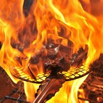 朝引きの新鮮な名古屋コーチンを使用し炭火で豪快に焼き上げ仕上げます。にんにく醤油とゆず胡椒でお召しあがりいただけます。