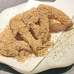 醤油と味噌ブレンドの甘だれ＆パンチの効いたスパイス！風味抜群のすりごまと旨味を倍増させる隠し味！