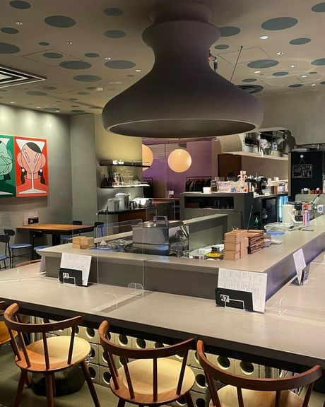 無機質なカウンターでおいしいお酒と料理でゆったりと語り合う