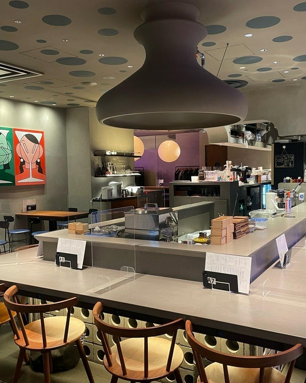 無機質なカウンターでおいしいお酒と料理でゆったりと語り合う