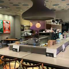 無機質なカウンターでおいしいお酒と料理でゆったりと語り合う