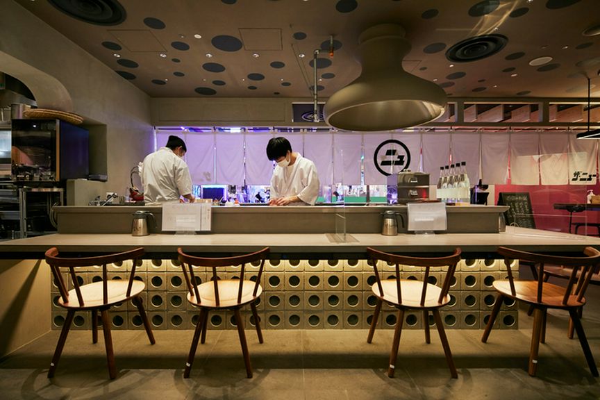 一人でもゆったりと楽しめるカウンター割烹スタイルの座席