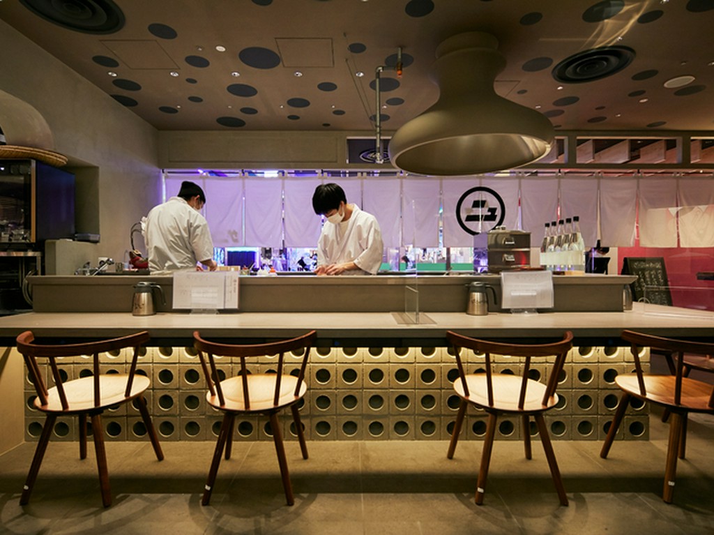 一人でもゆったりと楽しめるカウンター割烹スタイルの座席