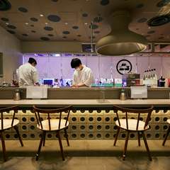 一人でもゆったりと楽しめるカウンター割烹スタイルの座席