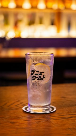 クラフトジンや珍しい日本酒も多数揃う