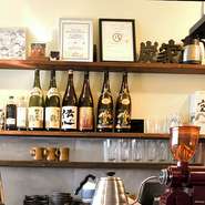地元愛知「蓬莱泉」、青森「陸奥八仙」などの料理に合う日本酒が常時5種ほど用意されています。他にもワインや焼酎、クラフトビールなども揃っています。