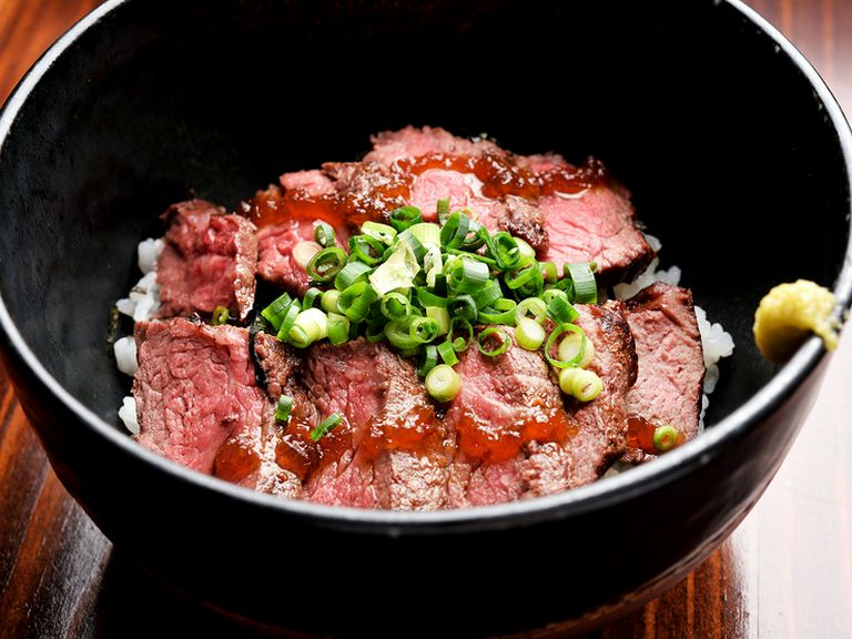 肉の旨さを堪能『炭焼きステーキ丼』