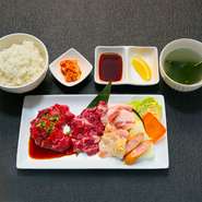 選べるお肉（上カルビ・上ロース・ハラミ・もみタン）から一品お選びください。　　セット内容⇒御飯（大盛・おかわりOK）スープ・キムチ・焼き野菜・鶏肉・豚肉・ウインナー