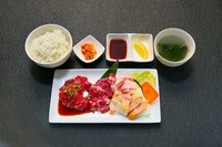 選べるお肉（上カルビ・上ロース・ハラミ・もみタン）から一品お選びください。　　セット内容⇒御飯（大盛・おかわりOK）スープ・キムチ・焼き野菜・鶏肉・豚肉・ウインナー