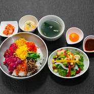 和牛のお肉とナムルの混ぜご飯を牛さくらの特製のタレでお召し上がりください。　　　　　
ビビンバ丼・スープ・サラダ付き