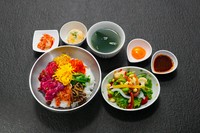 和牛のお肉とナムルの混ぜご飯を牛さくらの特製のタレでお召し上がりください。　　　　　
ビビンバ丼・スープ・サラダ付き