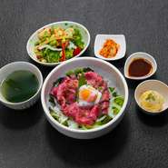 和牛の赤身の部分を贅沢に使用した牛さくら特製のローストビーフを丼ランチにしました。肉の旨みと牛さくら特製のタレでお召し上がりください。。