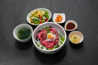 和牛の赤身の部分を贅沢に使用した牛さくら特製のローストビーフを丼ランチにしました。肉の旨みと牛さくら特製のタレでお召し上がりください。。