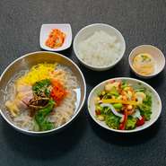 韓国麺を暖かい旨辛いスープで作り上げました。蒸し鶏チャーシューとナムルのお野菜で濃く旨ま温麺をお召し上がりください。