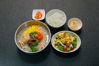 韓国麺を暖かい旨辛いスープで作り上げました。蒸し鶏チャーシューとナムルのお野菜で濃く旨ま温麺をお召し上がりください。