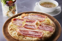 特製のピザ窯で焼き上げるピッツァも人気。
“香ばしいかおり”が食欲をそそります。
２月は「ピッツァ カルボナーラ」をご用意しております。
※写真はイメージです