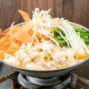 もつ鍋やお刺身、ステーキ丼やじとっこ風もも焼き、デザートまで全70品が食べ放題。3時間のご利用もOK。