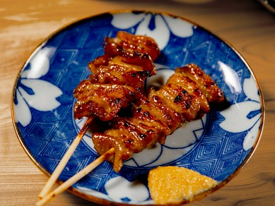 【とりかわ串】表面をカリッと香ばしく焼き上げた一本！（塩・たれ）