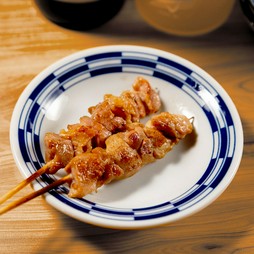 【もも串】香ばしく焼き上げ、鶏の旨さを一番シンプルに味わえる定番の一本！（塩・たれ）