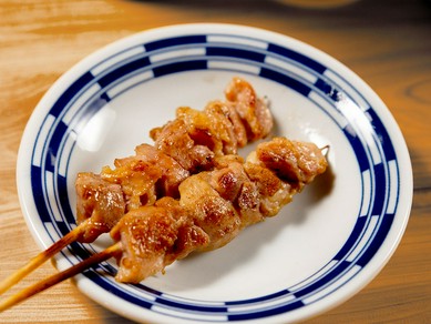 【もも串】香ばしく焼き上げ、鶏の旨さを一番シンプルに味わえる定番の一本！（塩・たれ）