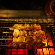 料理につかわれる鶏肉は、岩手県の銘柄鶏「奥州いわいどり」。店主が厳選し、こだわりぬいた新鮮な食材です。やわらかく旨みのある鶏肉のさまざまな部位を、丹精込めた焼きとりで味わうことができます。