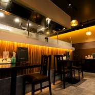 お一人様が、サッと食事をすませやすいと評判の一軒です。ランチは、フリードリンクがセットになってとってもお得。ディナーは、仕事終わりに小腹を満たしてから帰ることができます。