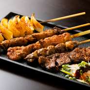 それぞれ好きなメニューを注文しつつ、摘まみやすい『スパイス串セット』なども追加しましょう。本場の味に舌鼓を打つ二人に笑顔が広がる、楽しいデートタイムを過ごせます。