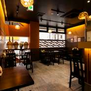 安心して食事を楽しむ人たちがいる【四川家庭料理　楊八戸】。大きな窓で開放的な店内は、昼間は日差しで明るく、夜は落ち着いた雰囲気が広がります。ゆっくり食事をしたい時に最適。