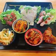 食材も調理法も味付けも変えている「冷菜」を、少しずつあれもこれもと楽しむことができます。いろいろな種類を一度に食べられるので、お一人様からも人気。箸休めとしても、ぜひ。