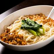 ひと混ぜすれば、白い麺がどんどん真っ赤に染まっていきます。わき立つような山椒の香り、そしてナッツの香ばしさもクセになる看板メニュー。四川のしびれを体感してみませんか。