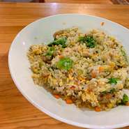 パラパラの炒飯に、シャキシャキレタスがたっぷり入っています。レタスの歯触りとみずみずしさで、食がどんどん進んでいきます。辛い料理が苦手な方や、子どもにも人気の一品。