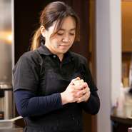 「お客様が、今何を求めているのか」を、言葉にする前に読みとることを大切にしている沖田氏。常に、一番居心地が良いと感じられる対応、接客を心がけています。
