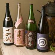 日本各地から四季折々の日本酒が選りすぐられています。特に重点的に揃えられているのが、店主のルーツである茨城と石川・金沢のお酒。籠から選べるぐい呑みや片口は、店主お手製のものが並びます。