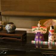 店内に生ける花や床の間に飾る小物は、季節の移ろいを感じられるものを選ぶよう心がけているそう。金沢で茶屋を営んでいた祖母から譲り受けた火鉢や掛け軸など歴史のある名品も数多く使われています。