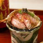 豊洲市場で買い付ける活毛蟹を茹で、丁寧にむき身にしています。自然な塩味を含んだカニの身をそのまま活かし、味付けはごく僅か。甲羅から引いただしをむき身の上から掛け、カニの旨みを纏わせています。