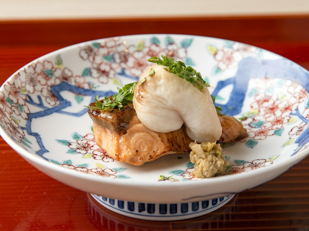 四季の流れが引き合わせる一皿『サクラマスとフグの白子　木の芽焼き』