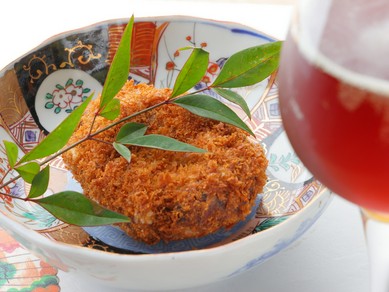 美しく繊細な器たちが、宮崎氏の料理を鮮やかに彩る