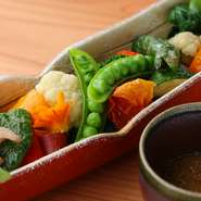 野菜の甘みと日本酒が相性バッチリ。アンチョビの代わりにへしこを使うことで和風の味わいに仕上げています。完全無農薬の野菜も食せます。季節によってさまざまな野菜を楽しめる一品です。