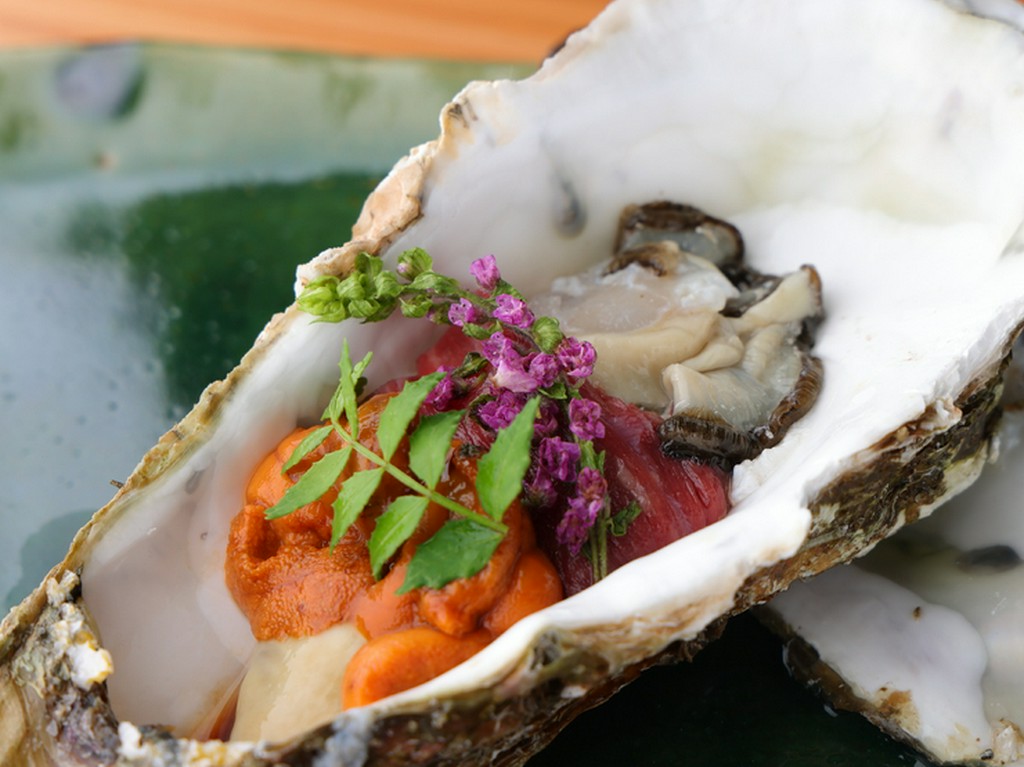 真牡蠣と単角牛のウニ乗せ