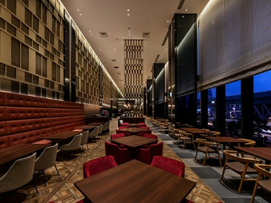 広々とした上質な空間で、バラエティに富んだブッフェをご用意