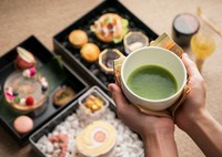パティシエ渾身の和をイメージしたアフタヌーンティーでは、お抹茶立て体験もご用意。
自然や庭園の美しさをお重の中で表現し、眺めても愉しい、食べても美味しい和の要素満載な一品です。