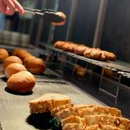 賑やかな通りから少し入った場所にあり、ゆったりとできるこちらのお店。種類豊富なメニューはすべてドリンクバー付き。焼き立てパンも食べ放題で、大満足のおいしさです。