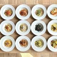 パスタ全17種類とサラダ、本日のデリ、スープ、店内で焼き上げたパンの食べ放題にデザート一品とドリンクバーがセットになったランチプランです。