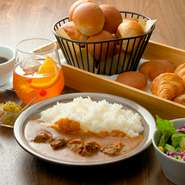 旬のフルーツをふんだんに使ったカレーは、花岡さんの自信作。スパイシーでありながらフルーティな甘みが感じられ、味わい深い一品です。ランチタイムは焼き立てパンと自家製ジャムが食べ放題で、とってもお得！